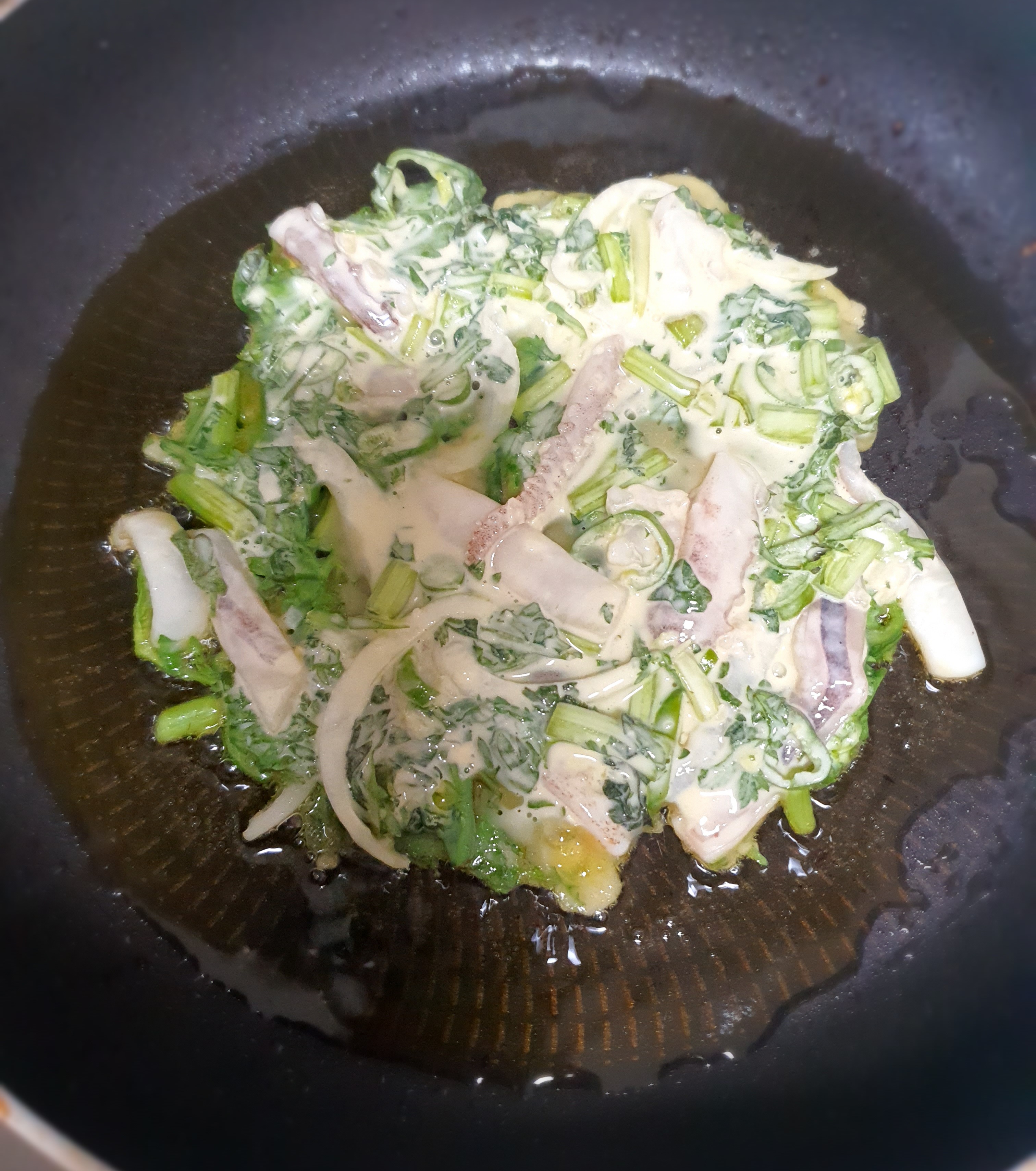 팬을-달군-후-반죽을-올립니다.