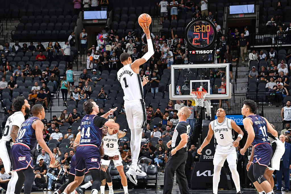 슛하는 빅터 웸반야마