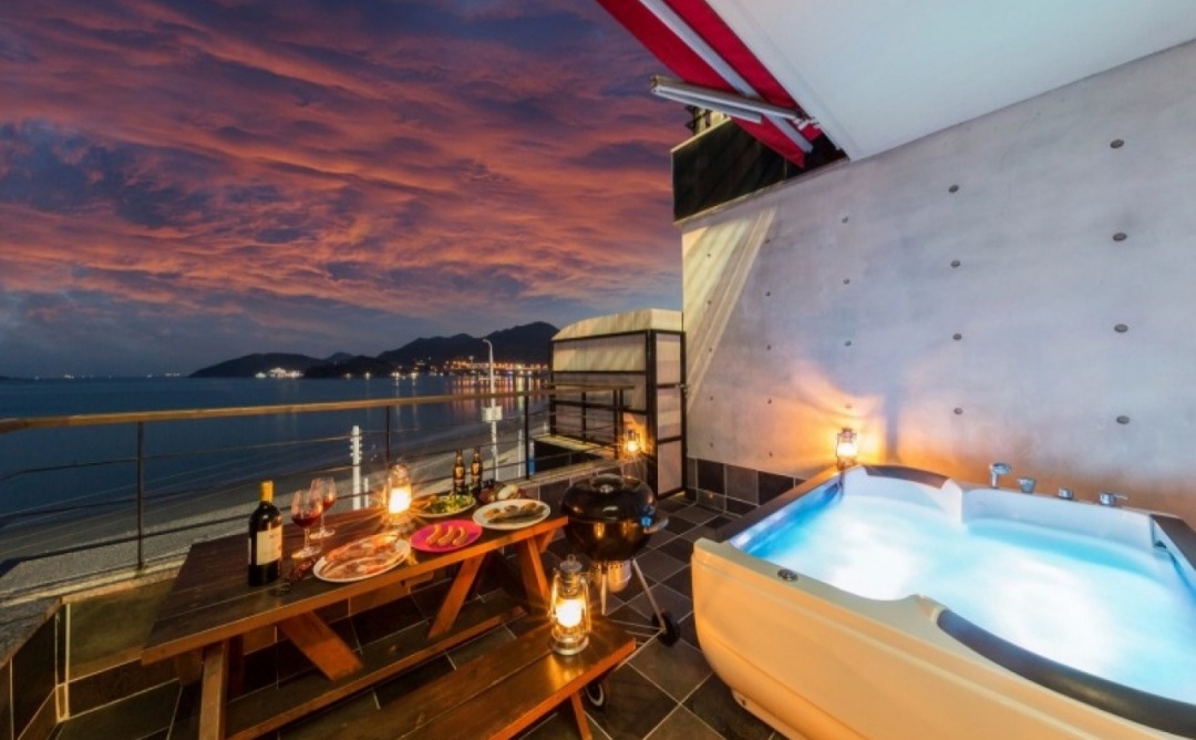 거제 더끌림 바베큐장 야경