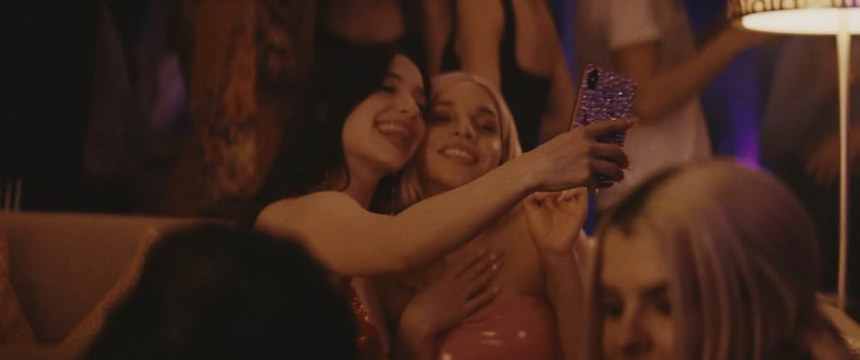 영화 '아노라' (Anora) 리뷰 - 강렬한 스토리와 현실적인 로맨스!