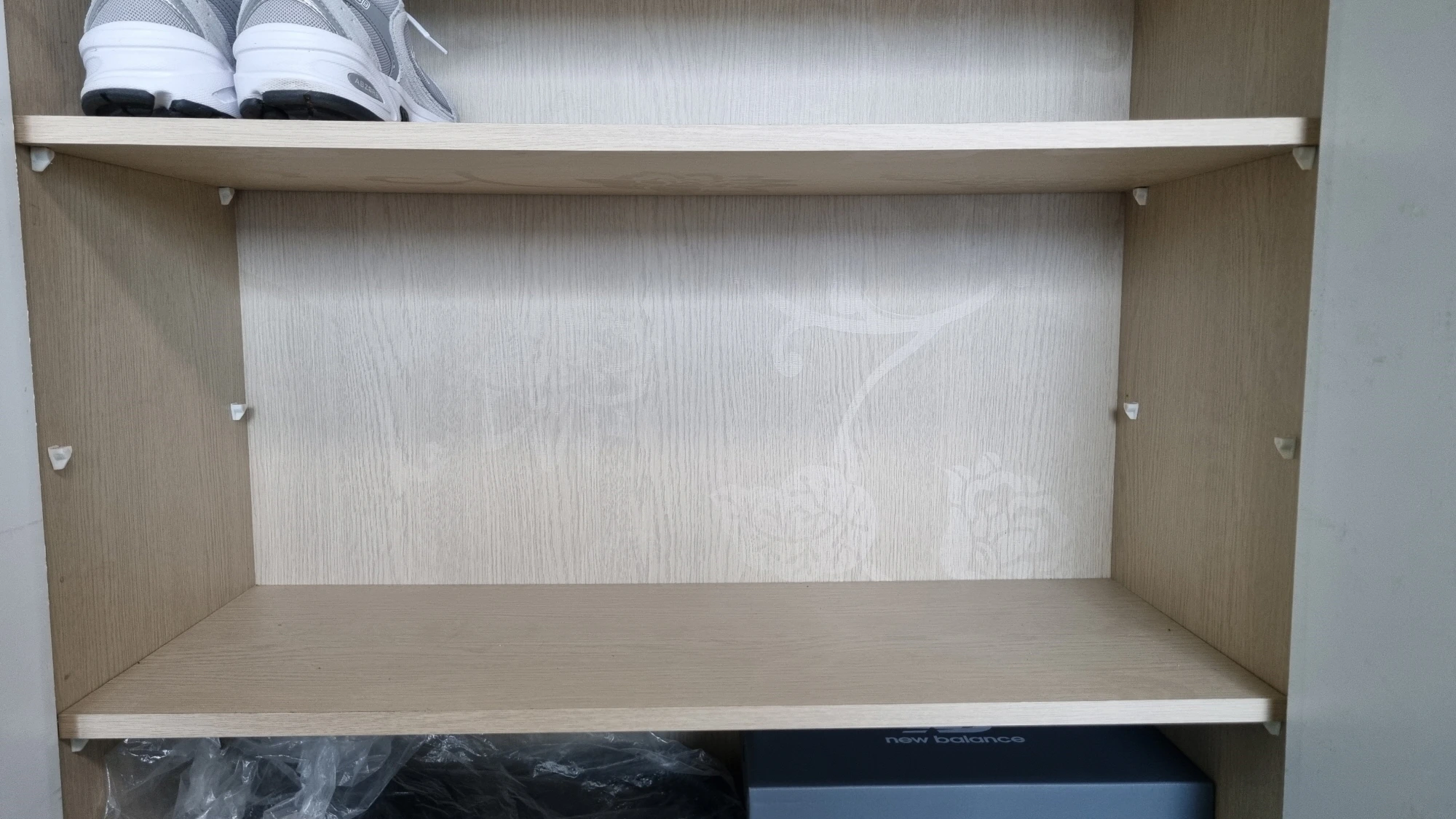 신발장 선반 뺀 모습