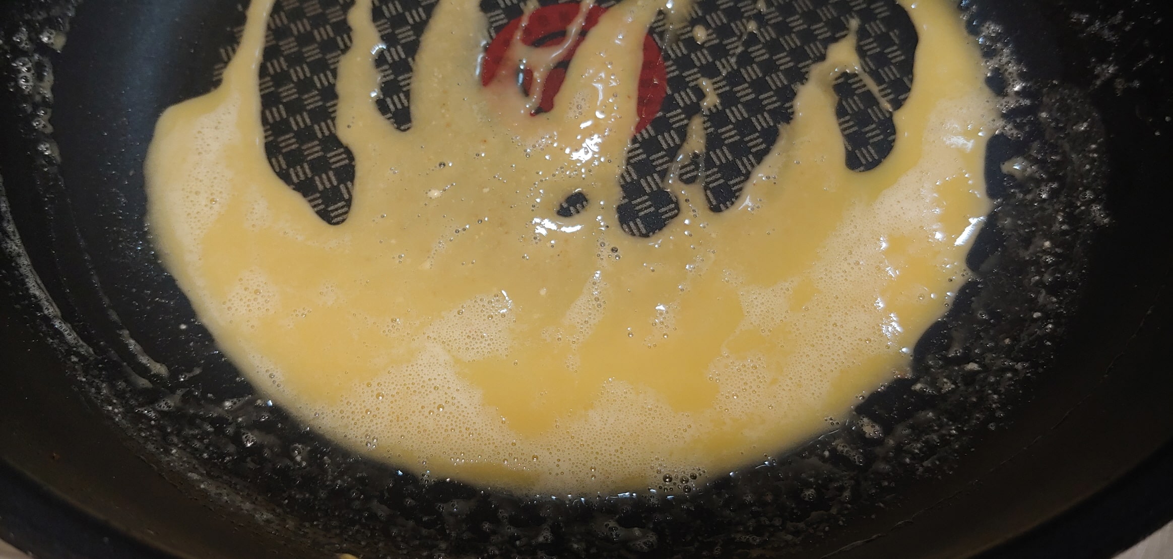 루(roux)를 잘 만들려면 최대한 약불로 살살 달래주며 볶아주셔야 합니다. 위와 같은 색이 나올때까지 하면 좋습니다.