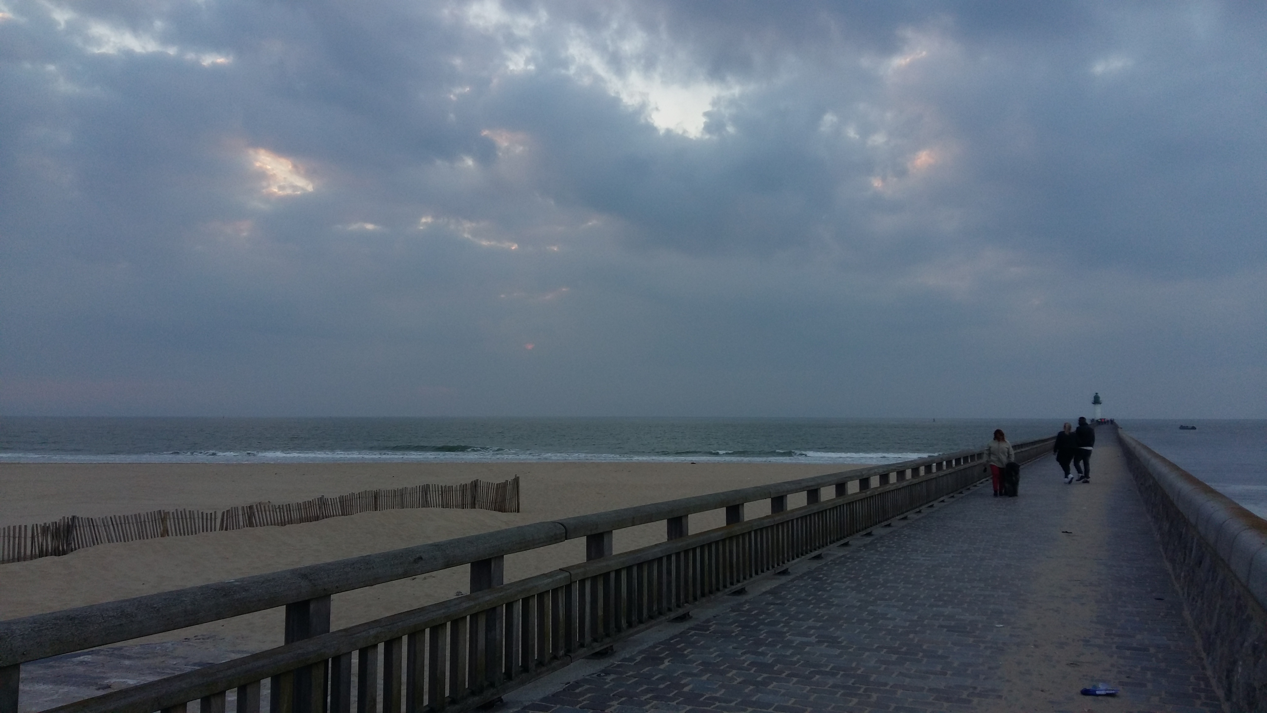 프랑스 칼레 해변과 등대