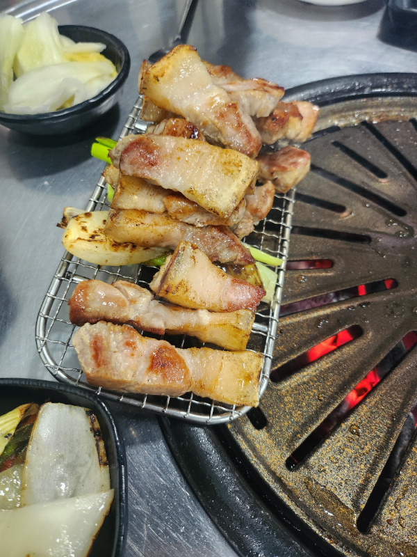 송식당의 먹기좋게 구워진 삼겹살과 야채
