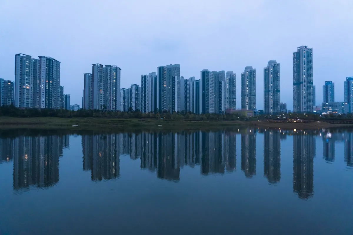 호수에서-높이-뻗어있는-신축아파트를-바라보는-광경