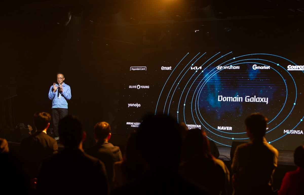 정태영 부회장이 9월 4일 서울 이태원 현대카드 언더스테이지에서 열린 &lsquo;2024 현대카드 PLCC 파트너사 협의회&rsquo;에서 발언하고 있다. 이 자리에는 대한항공 우기홍 사장, 넥슨 강대현 대표, 무신사 박준모 대표를 비롯해 현대차, 지마켓, 이마트, 올리브영까지 19개 파트너사들의 최고경영자들이 참석했다.