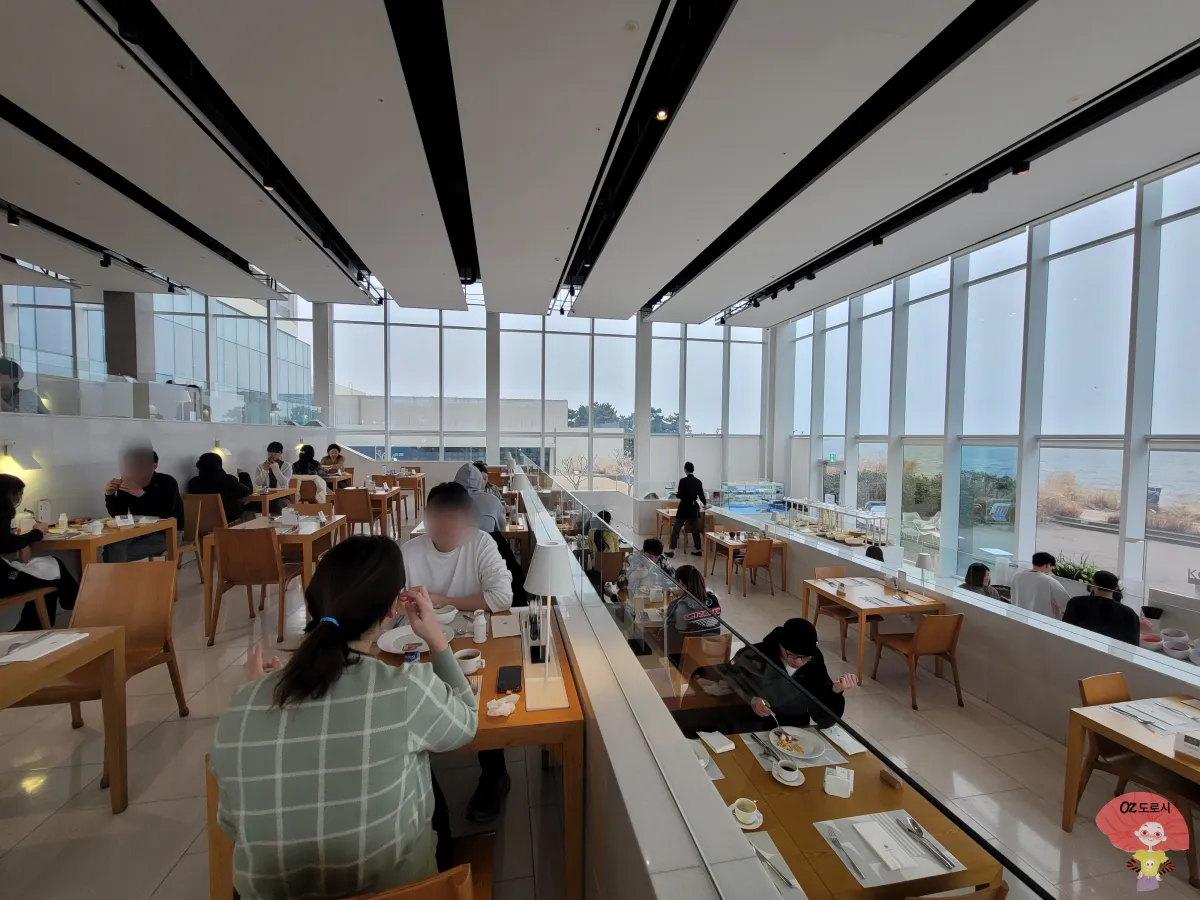 인천-중구-영종도-네스트호텔-레스토랑-플라츠-조식먹는-사람들