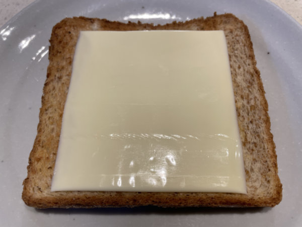 아보카도 샌드위치에 슬라이스 치즈 1장