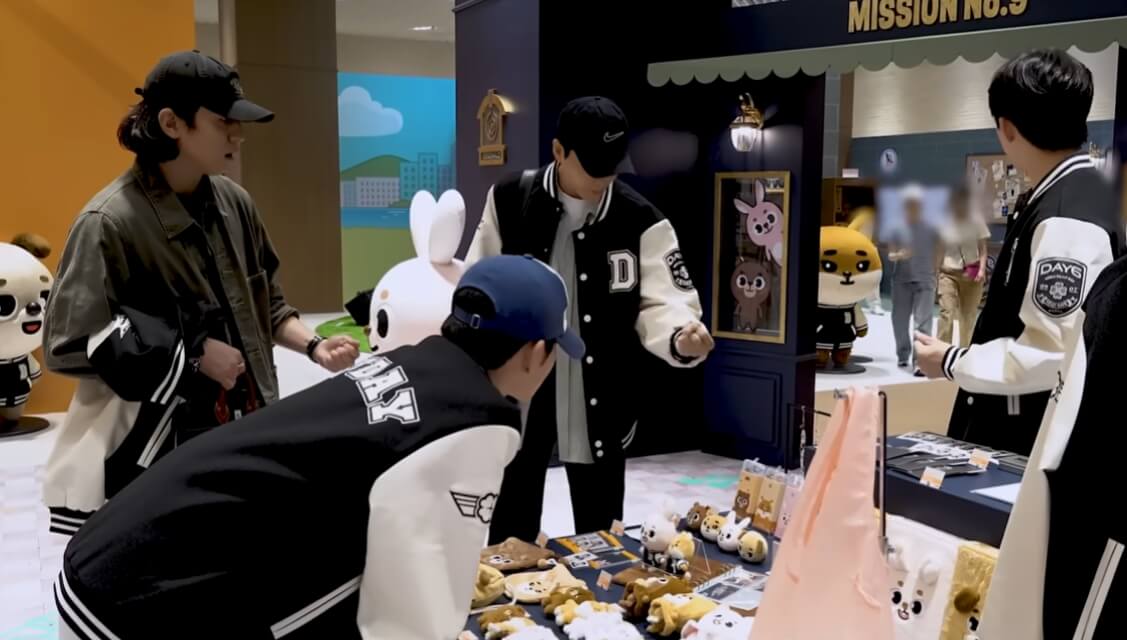 팬들이 줄 서 있는 신사동 지스퀘어 현장