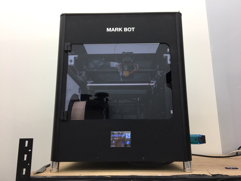MARK BOT FDM 3D프린터 전면, 인클로저 내부에 필라멘트와 빌드플레이트가 보이는 출력 준비 상태