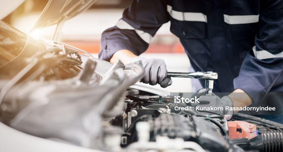 자동차 정비하는 사진