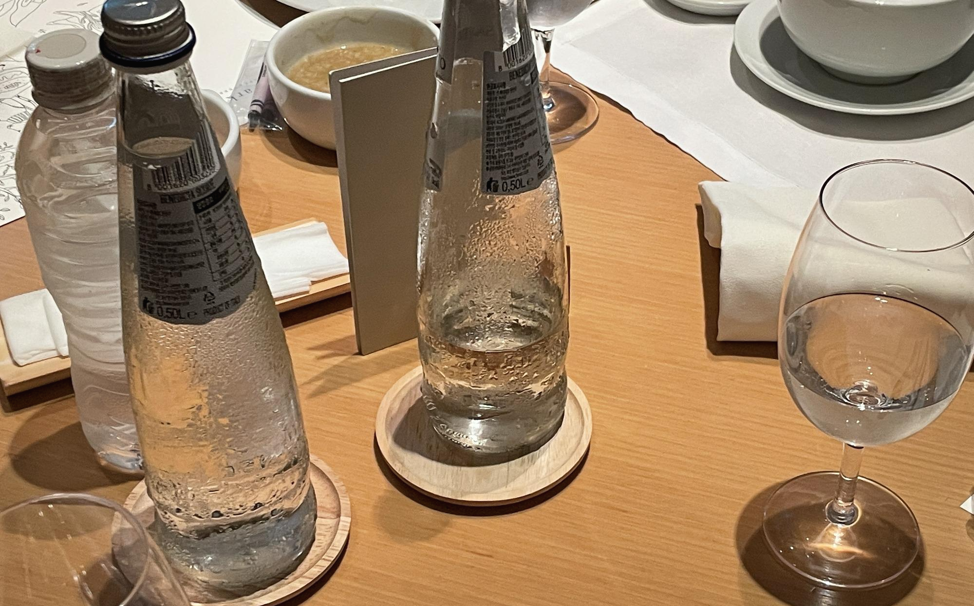 자리에배치되어있던탄산수
