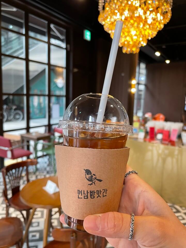 연남방앗간-광교점-커피-테이크-아윳-포장-모습