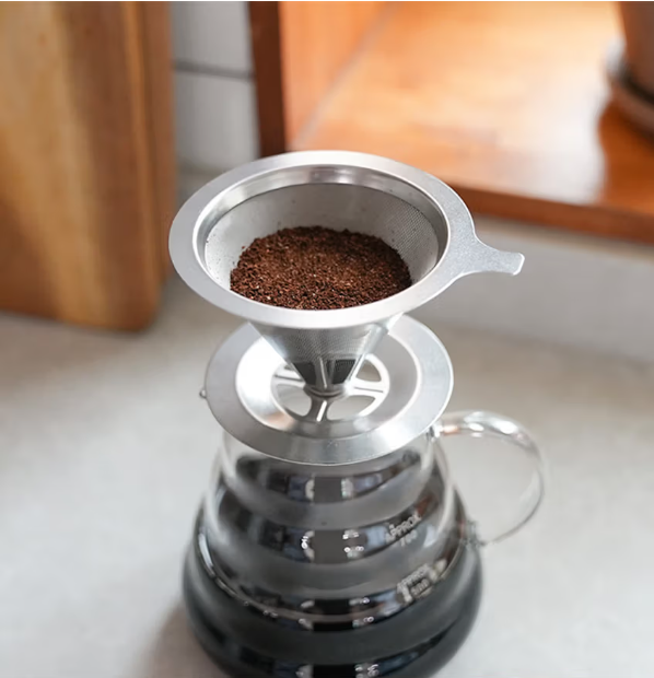 다이소 커피 드리퍼에서 커피를 추출하는 모습