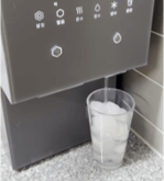 정수기에서-얼음물이-시원하게-나오는-모습