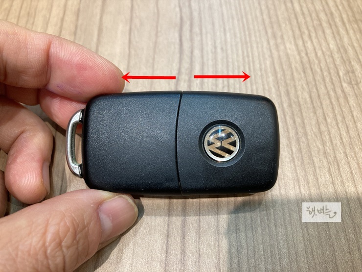 폭스바겐 구형 차량의 리모컨 키 전지 교환 방법