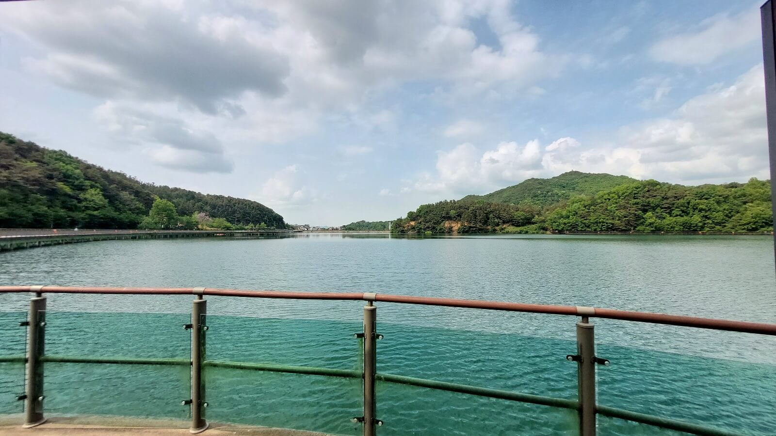 잔잔한 물결이 있는 아중호수