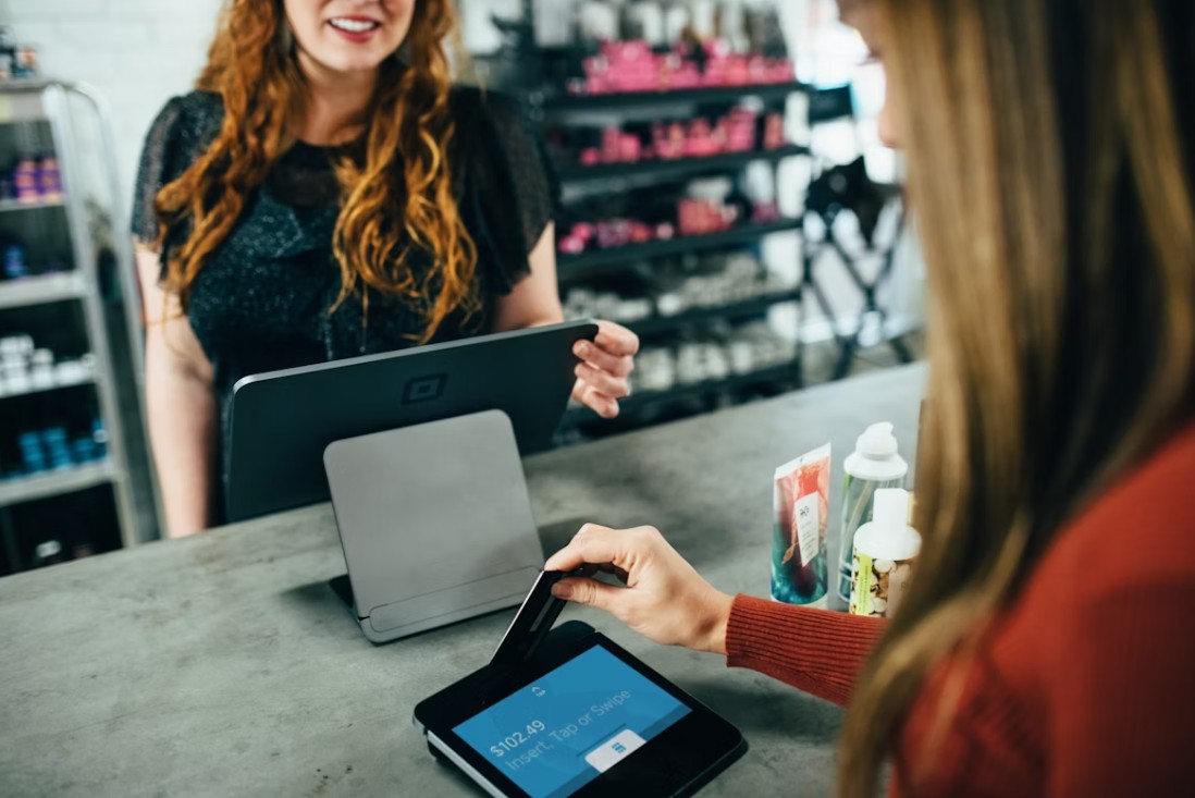 마트에서 신용카드로 결제를 하는 여성 사진