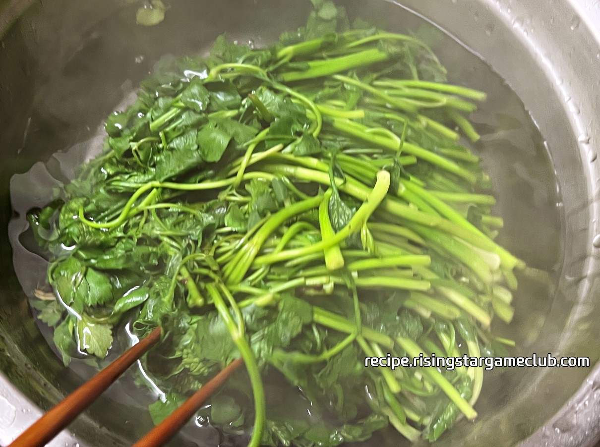 데쳐진 미나리를 건지는 사진