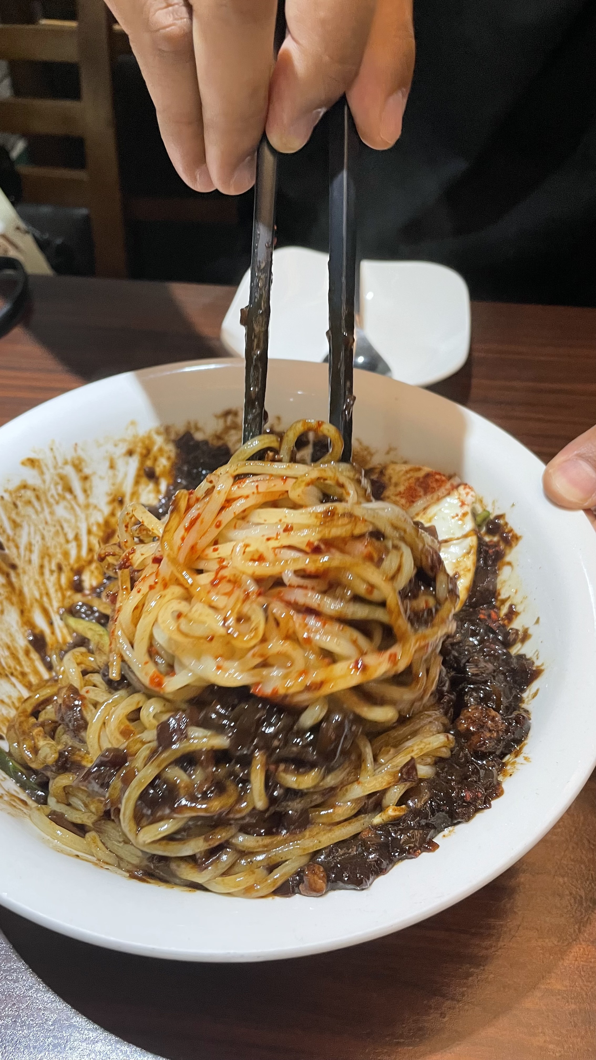 유니짜장면에 고춧가루 첨가하여 비벼줍니다