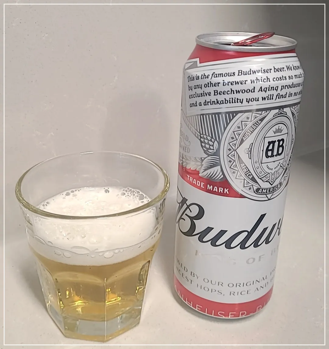 흰색테이블위-버드와이저맥주캔-글라스에-담긴-맥주