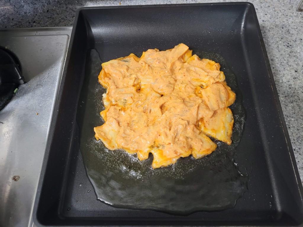 반죽을 올리고 굽기 시작하는 김치전
