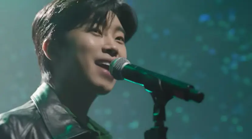 임영웅-
검은 무대 불빛들이 반짝이는 콘서트 장 좌측 노래하는 임영웅 얼굴 앞 마이크가 크게 잡힌 장면