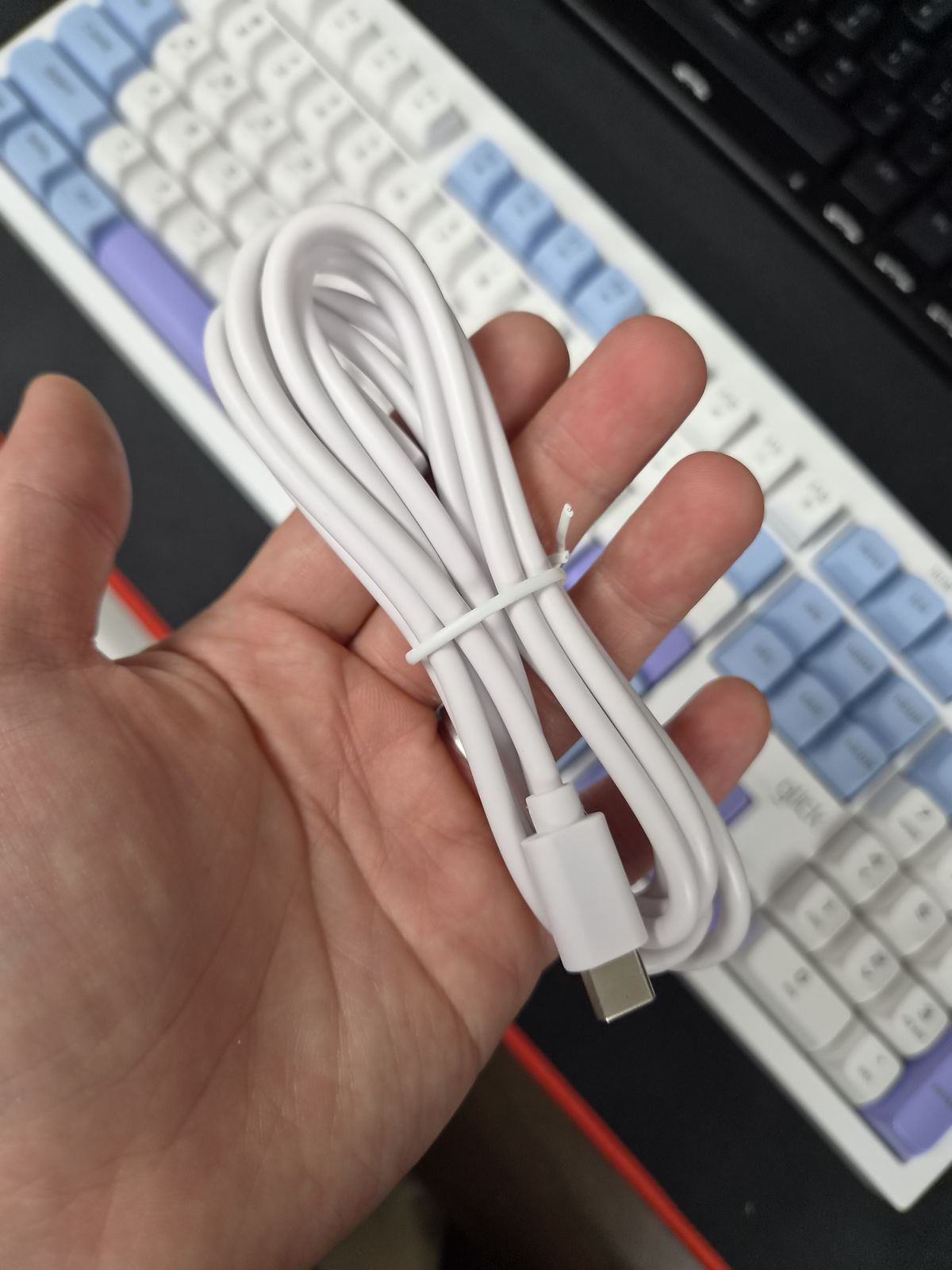 지클릭커 오피스프로 사일런스 M RGB 무소음 방수 유선 키보드 동봉 USB 케이블 실물 사진