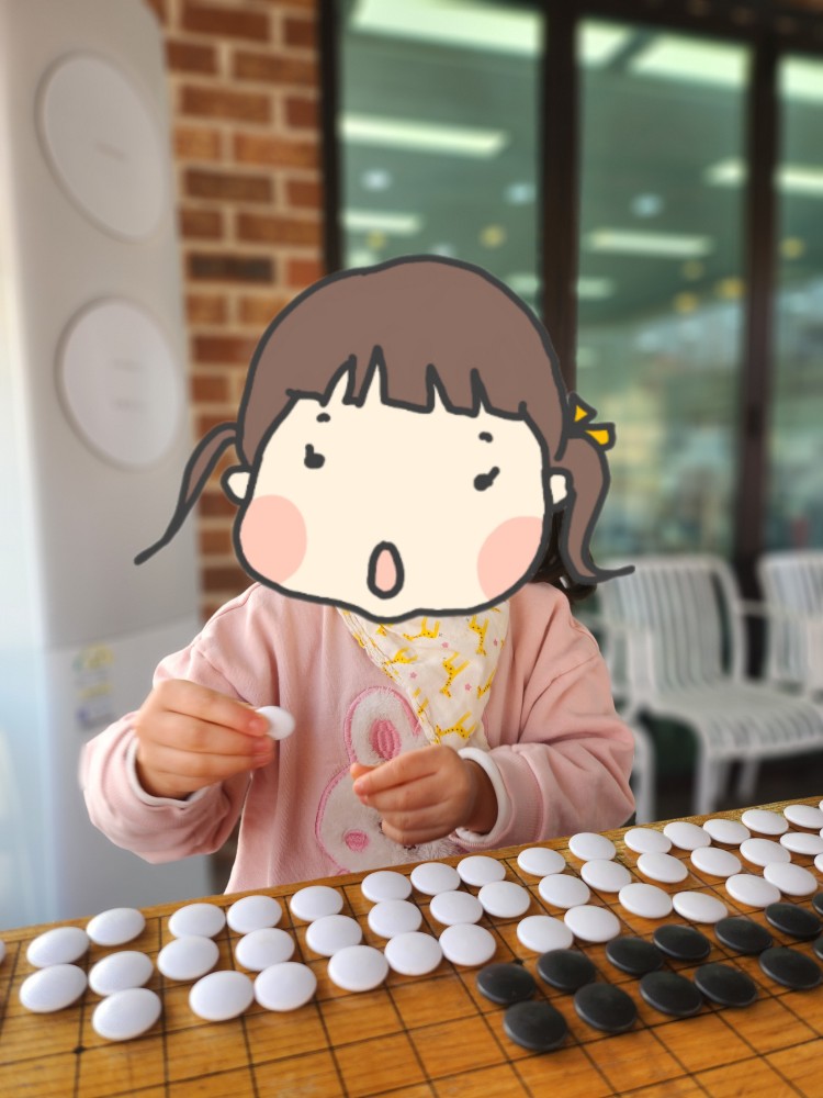 대기공간에서 노는 아이