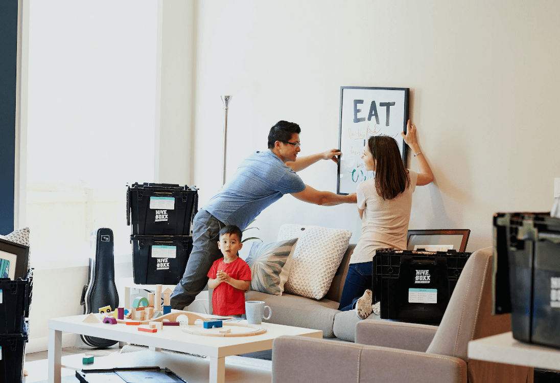 액자를거는부부-아기