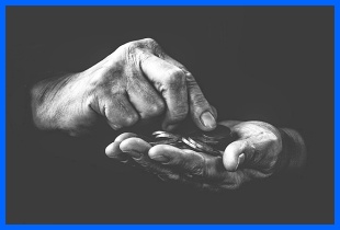 동전을 들고 있는 손