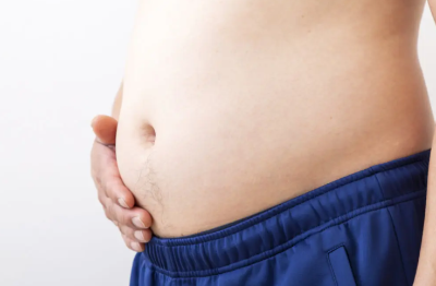 배를 만지는 남성