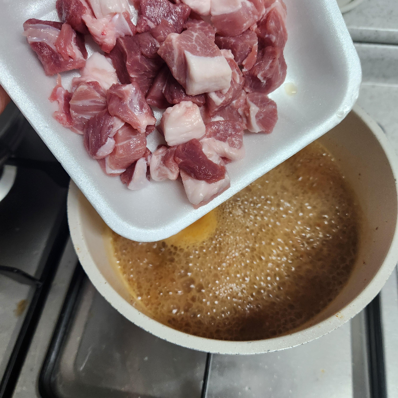 된장 베이스가 든 냄비에 돼지고기 넣기