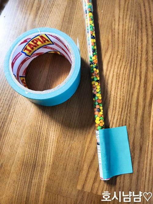 가위바위보 졸업 인형 손잡이 만들기 과정&amp;#44; 청테이프로 초콜릿 스틱 하단을 감싸는 모습