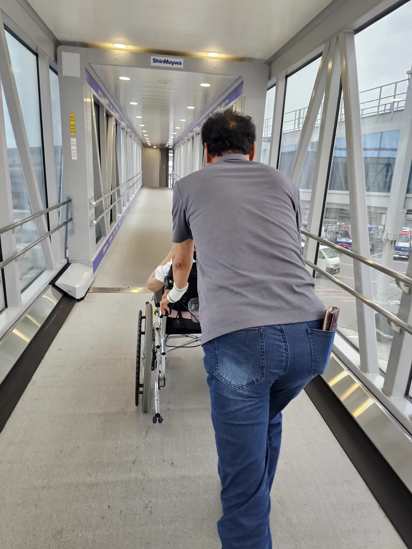 마지막에 내려서 나가는 모습