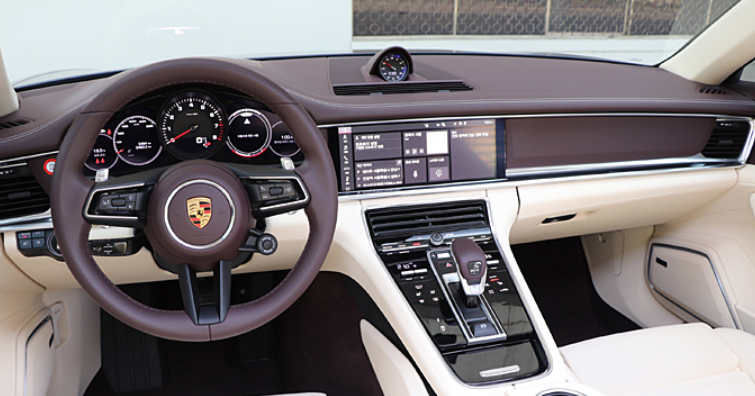 파나메라 차량 내부