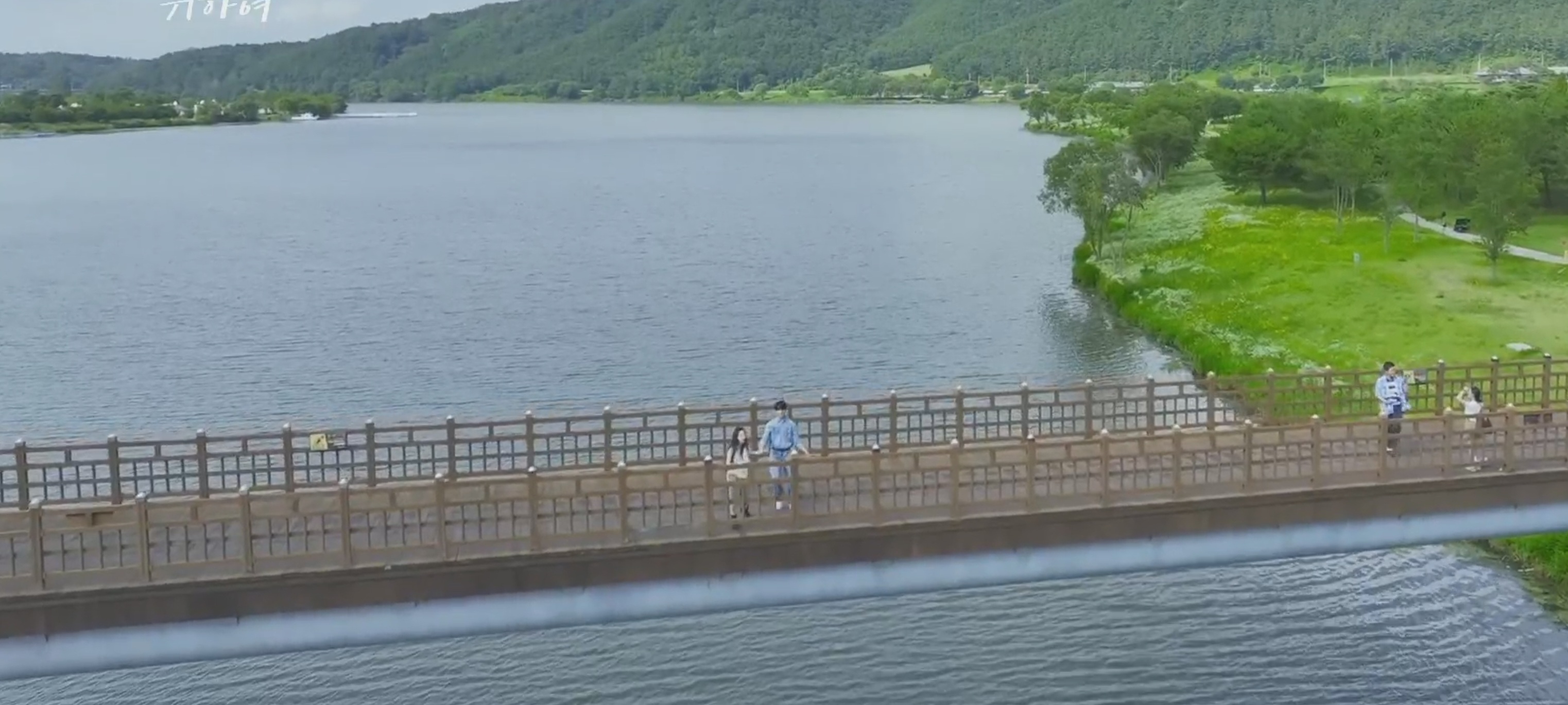 경천섬으로 가는 다리와 경천섬 일부