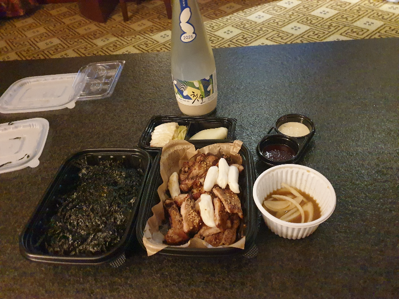 숯불 닭갈비와 주먹밥 그리고 막걸리가 보인다.