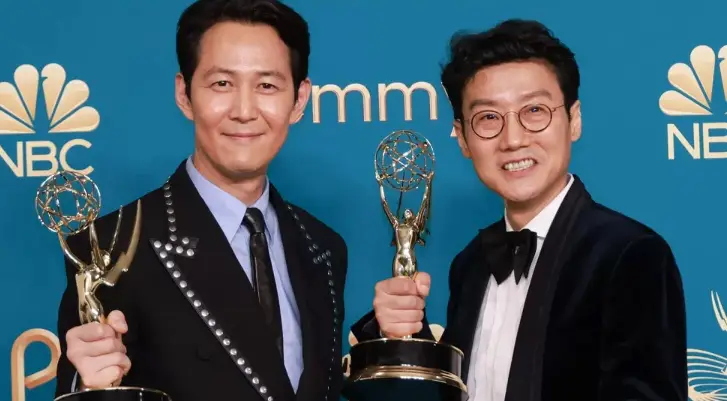 오징어게임2-
시상식에서 이정재와 황감독이 금색 트로피를 들고 미소짓는 모습