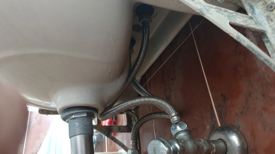 세면대 호스 연결 모습