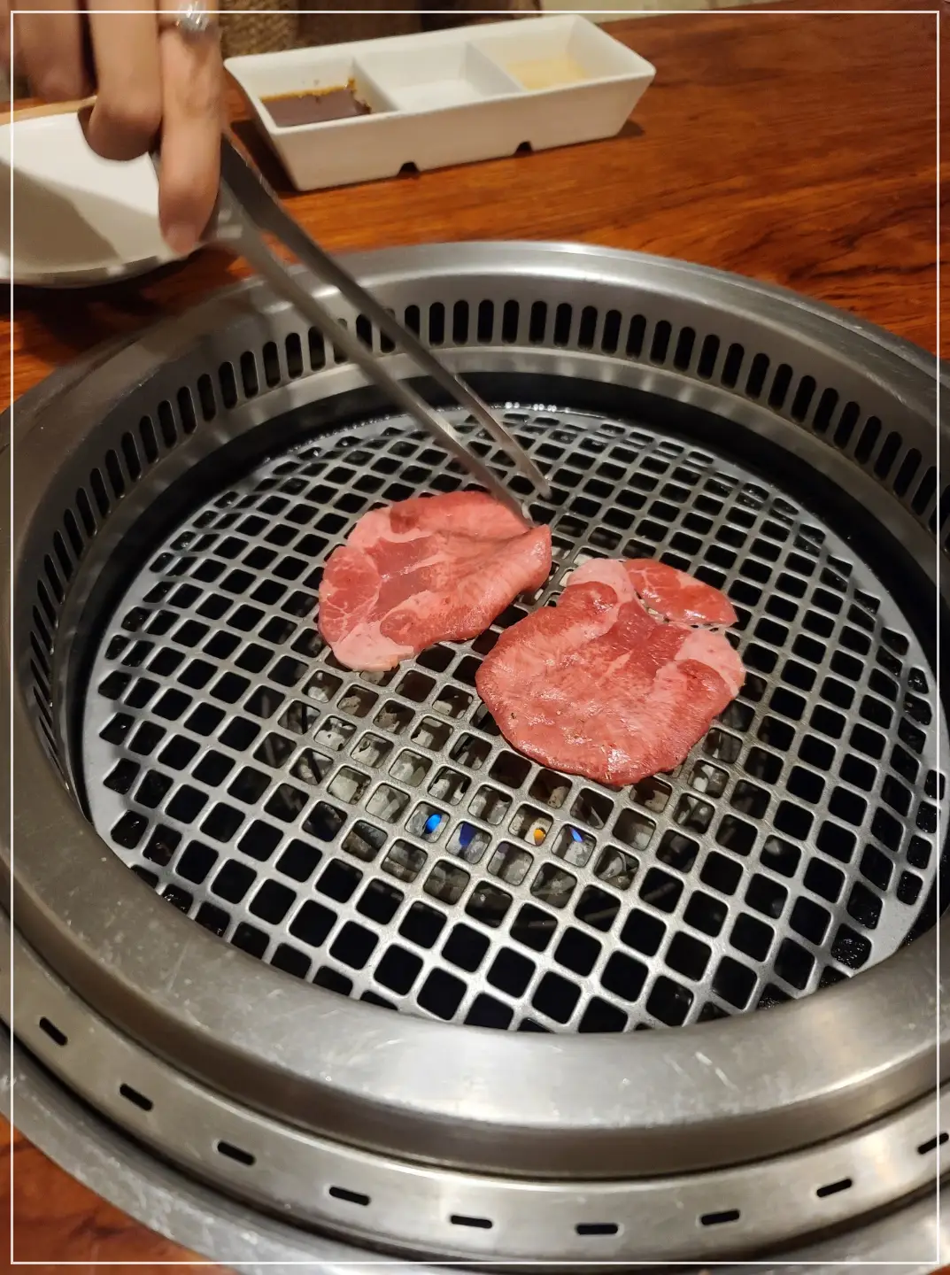 후쿠오카-바쿠로-하카타역-화로에-우설굽는-모습