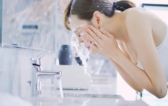 욕실에서 세수하는 여성