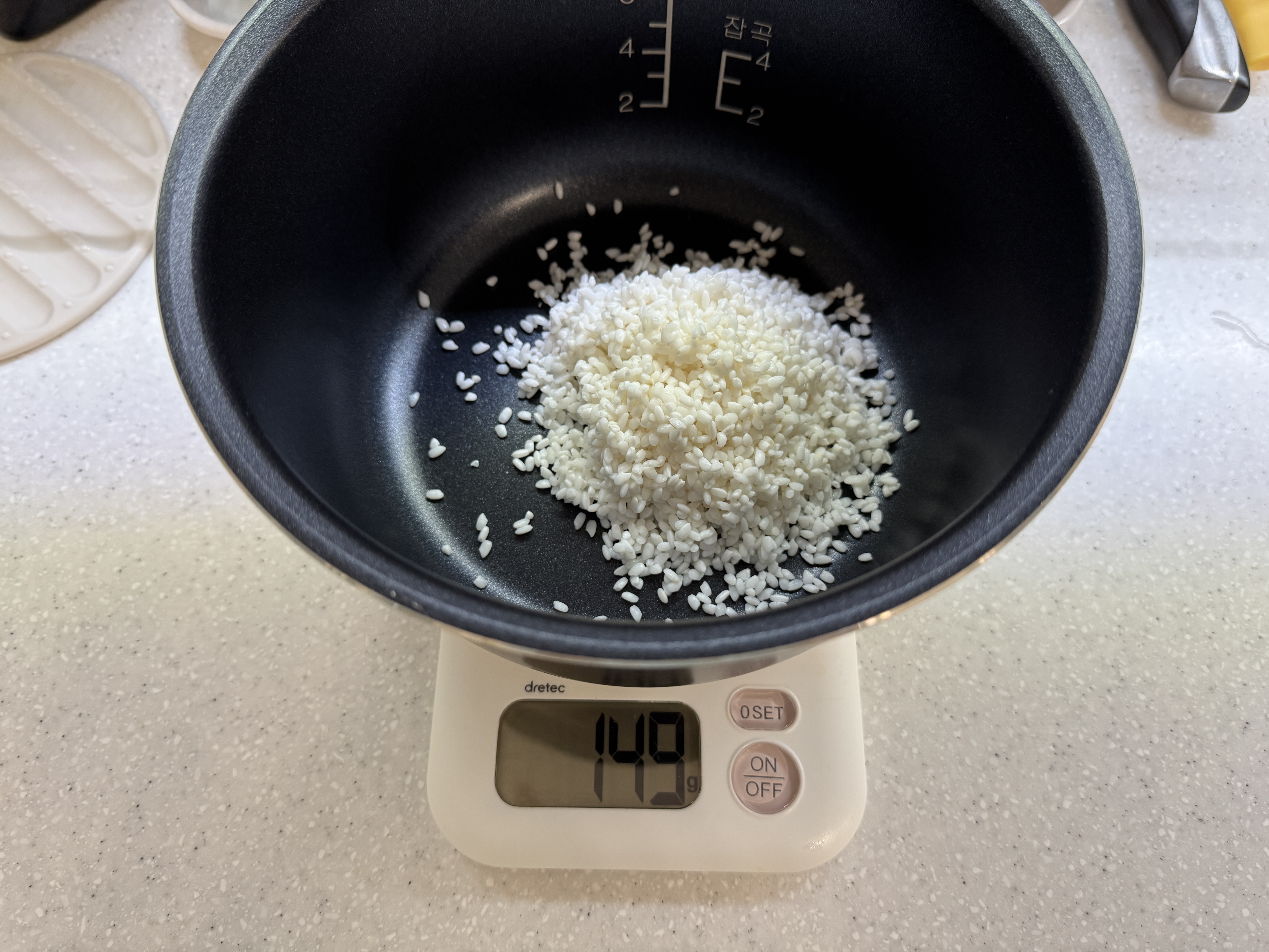 쌀 100g을 불린 후 사진