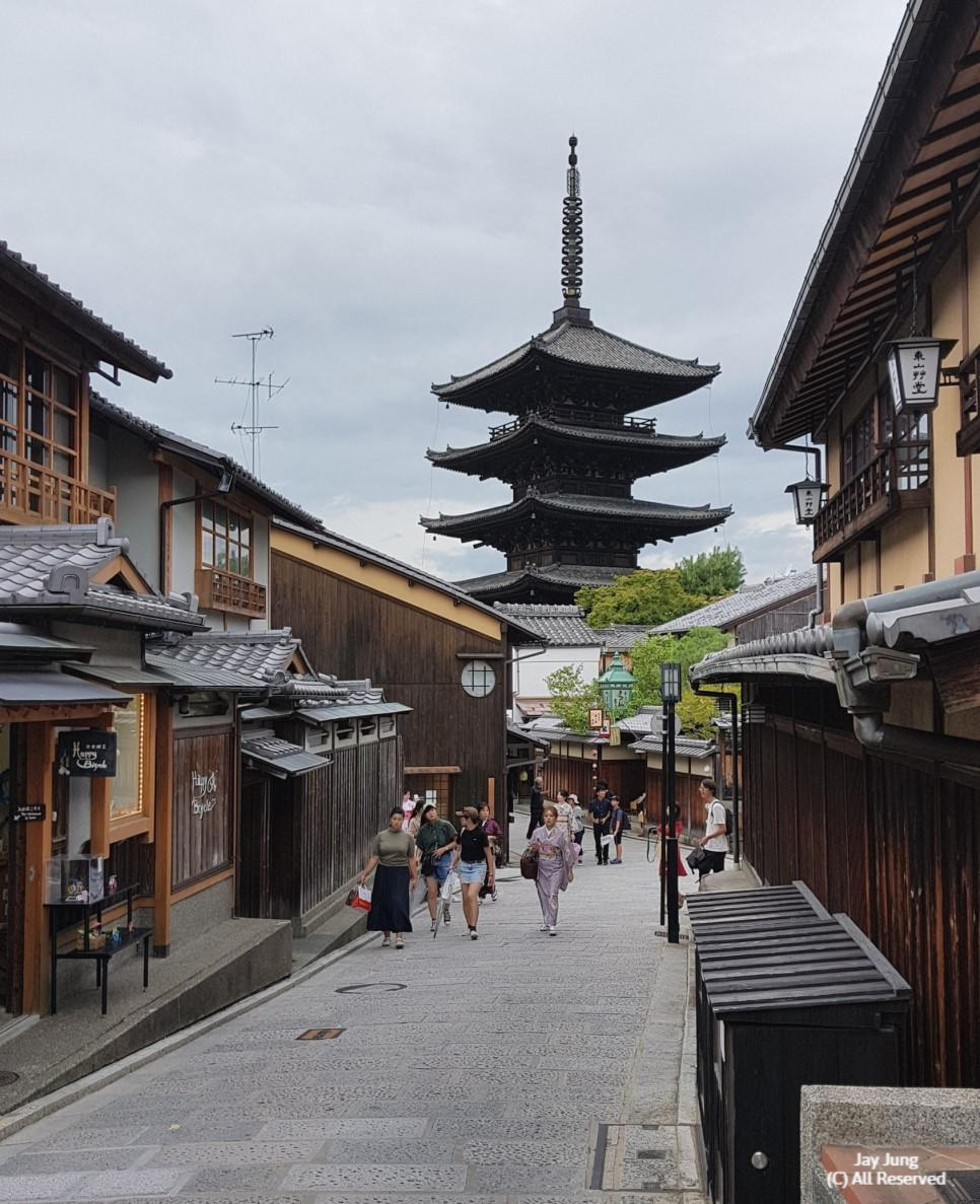 교토 기온 거리와 야사카 탑