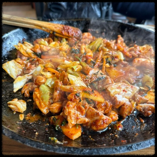 생생정보 기다려야 제맛! 불향 가득한 직화 닭갈비 &ndash; 류몽민 학동역점