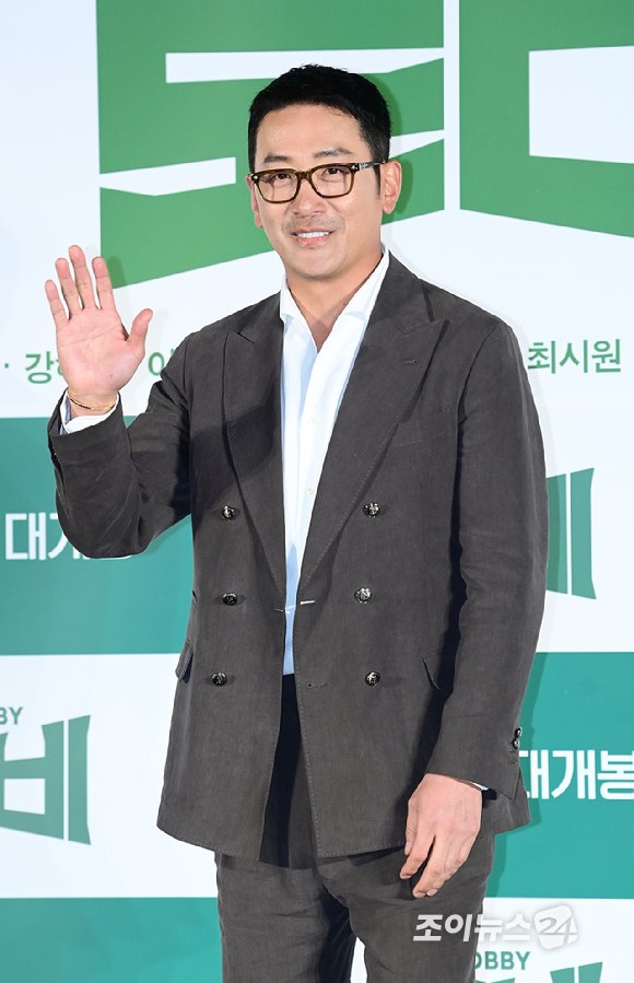 배우 하정우가 4일 오전 서울 광진구 자양동 롯데시네마 건대입구점에서 열린 영화 '로비'(감독 하정우) 제작보고회에 참석하고 있다. [사진=정소희 기자]