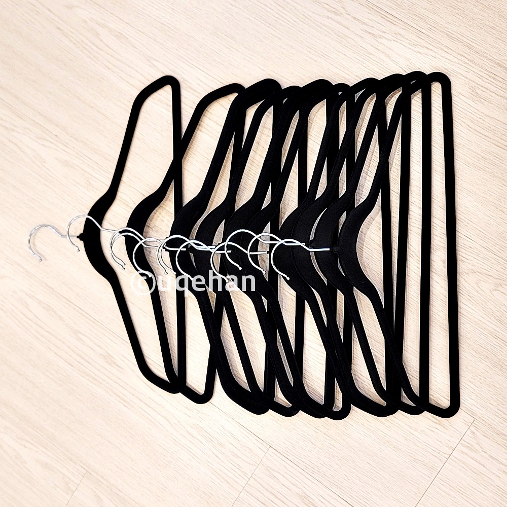 코스트코 넌슬립 옷걸이 여러개가 바닥에 가지런히 놓여있따.