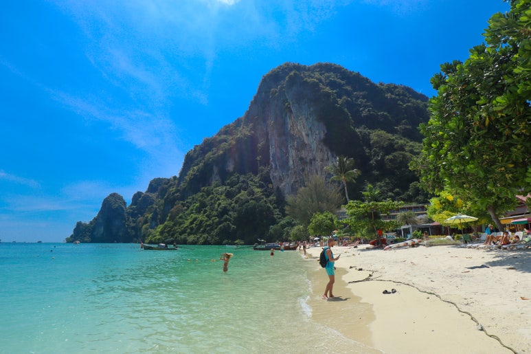 푸른 바다와 절벽이 어우러진 태국 피피섬 해변.