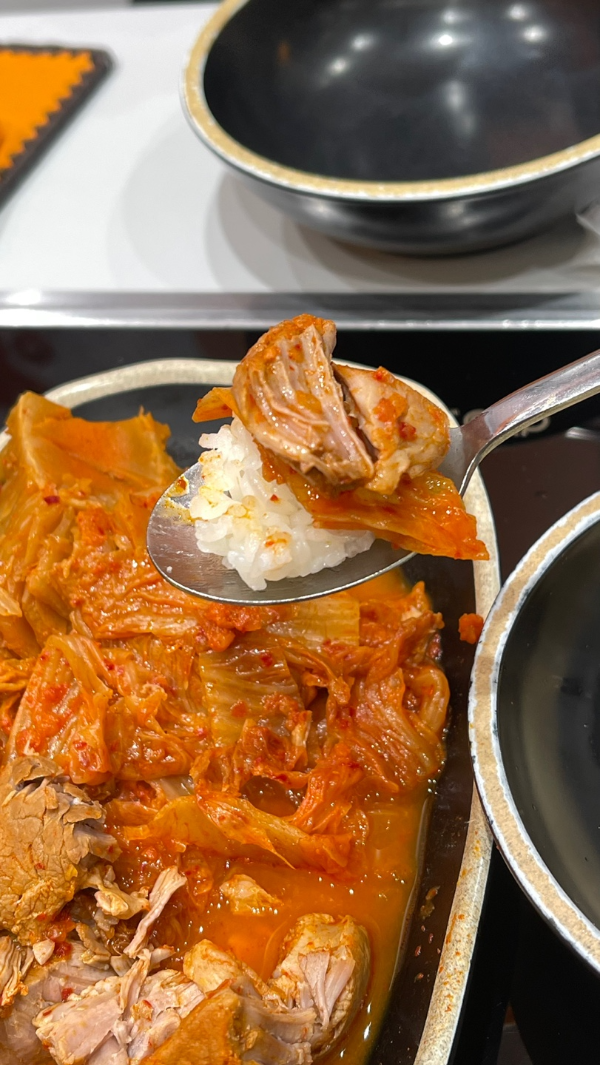 롯데몰 김치찜&amp;#44; 연한 김치찜과 고기를 수저에 올린모습