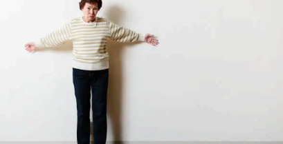 벽 짚고 발목운동 이미지사진